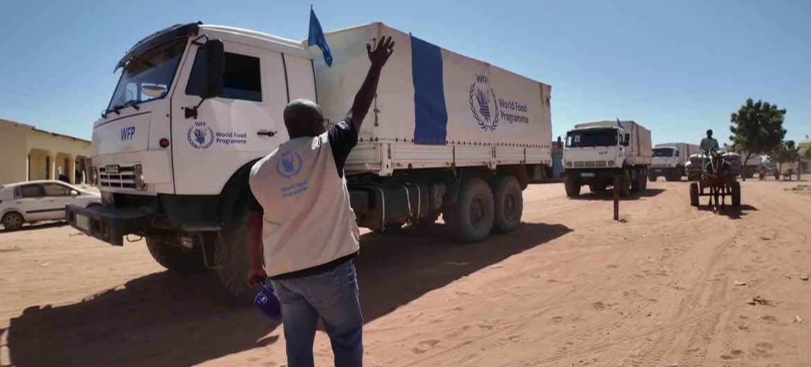 Des camions du PAM transportent des denrées alimentaires essentielles du Tchad au camp de ZamZam au Darfour.