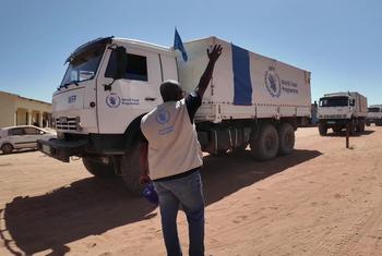 Des camions du PAM transportent des denrées alimentaires essentielles du Tchad au camp de ZamZam au Darfour.