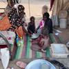 Une famille déplacée par le conflit au Soudan vit dans un camp temporaire.