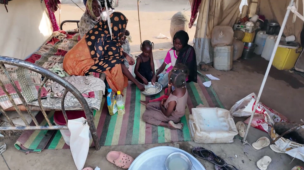 Une famille déplacée par le conflit au Soudan vit dans un camp temporaire.
