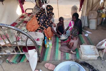 Une famille déplacée par le conflit au Soudan vit dans un camp temporaire.