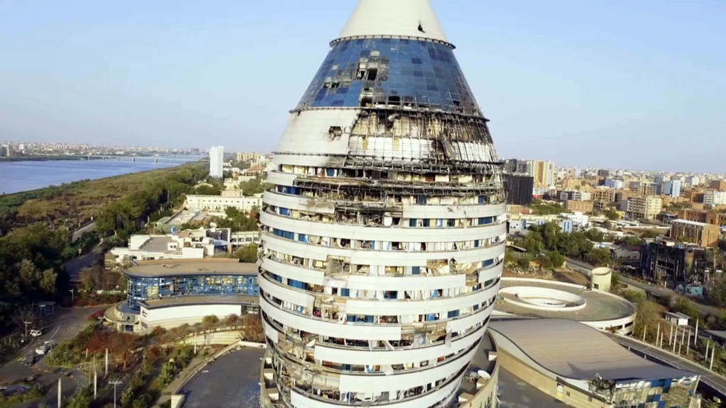 Одно из поврежденных в результате боевых действий зданий в Хартуме, Судан.