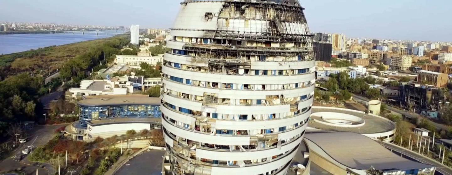 Vue aérienne d'un gratte-ciel gravement endommagé au Soudan, soulignant la crise humanitaire alors que le Programme alimentaire mondial des Nations Unies appelle à une aide alimentaire urgente.