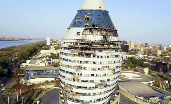 Одно из поврежденных в результате боевых действий зданий в Хартуме, Судан.