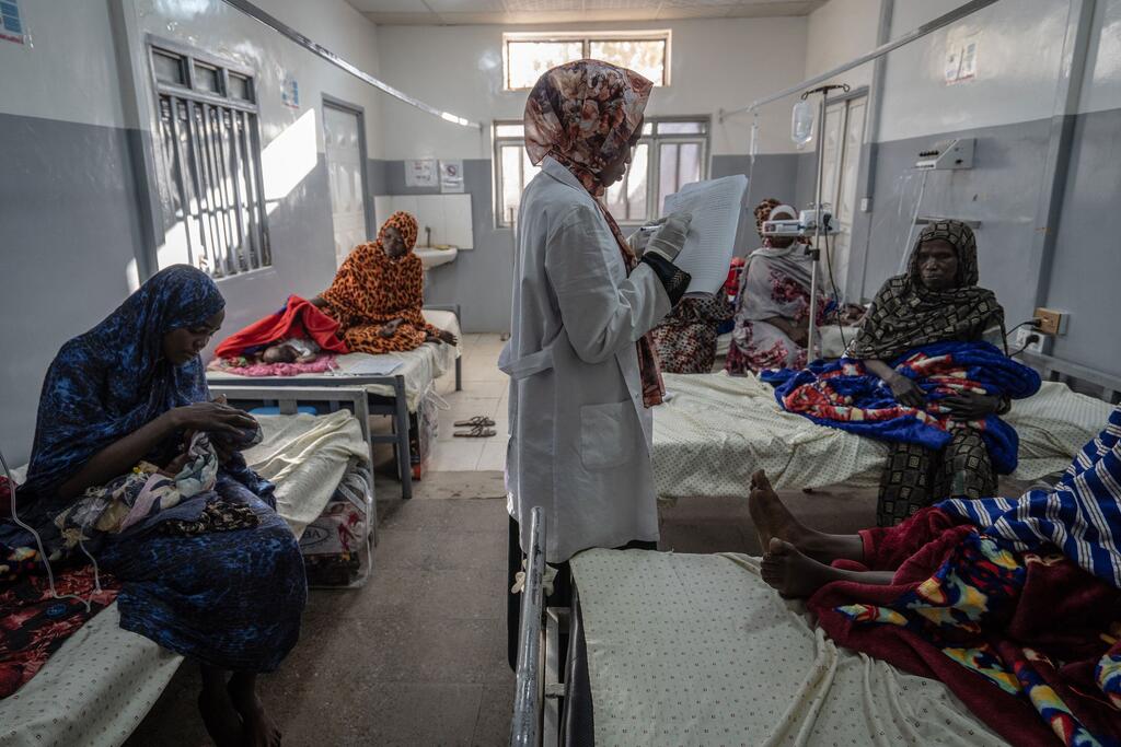 نساء فررن من القتال في مدينة الفاشر بدارفور يتلقين العلاج في مركز صحي في طويلة.