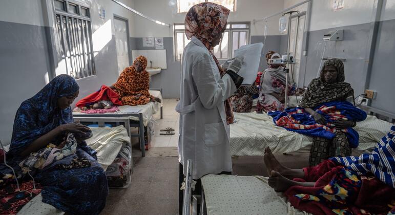 نساء فررن من القتال في مدينة الفاشر بدارفور يتلقين العلاج في مركز صحي في طويلة.