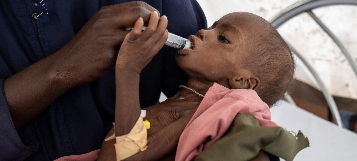 Mona, une enfant de trois ans gravement malnutrie, est nourrie à la seringue par un professionnel de santé à l'hôpital de Paris géré par MSF à Tawila, au Darfour du Nord, au Soudan, en février 2026.