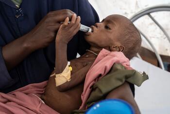 Una niña de tres años con desnutrición severa, Mona, es alimentada mediante jeringa por un trabajador sanitario en el Hospital de París gestionado por MSF en Tawila, Darfur del Norte, Sudán, en febrero de 2026.