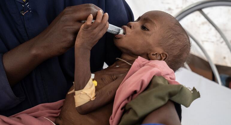 Трехлетняя девочка проходит лечение от недоедания в больнице в городе Тавила, Судан.