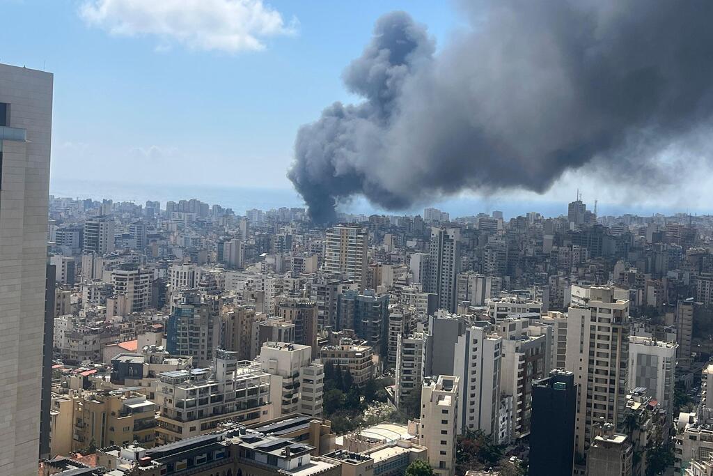 انبعاث دخان بعد غارات جوية على العاصمة اللبنانية بيروت.