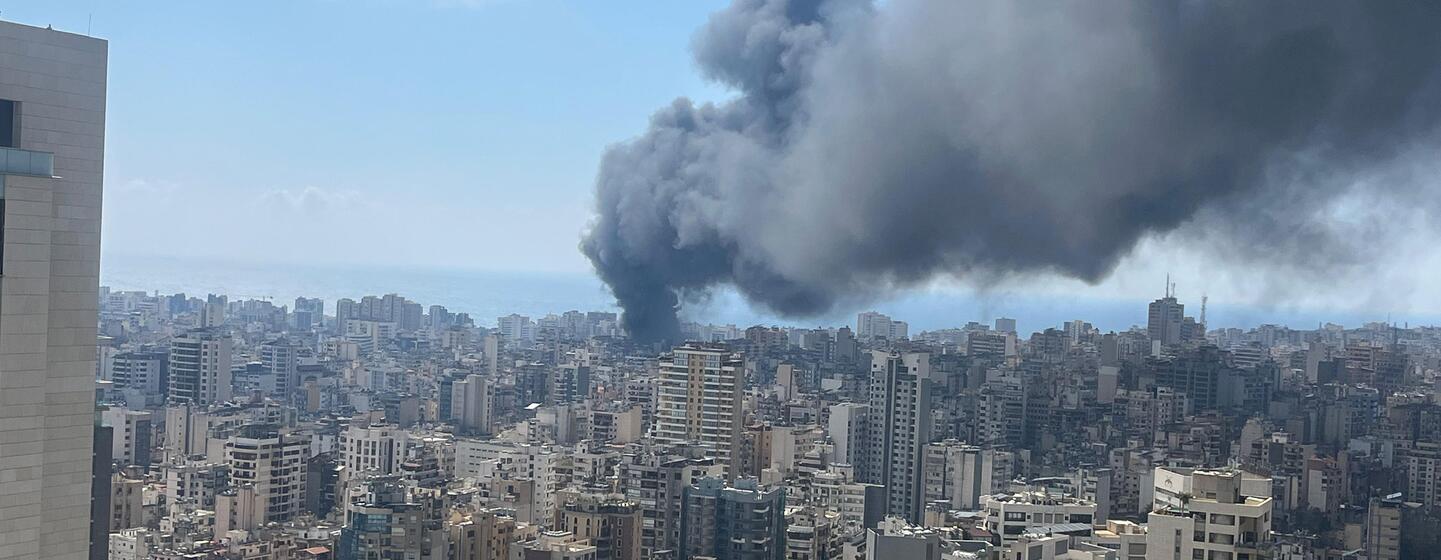 La fumée s'élève d'un bombardement à Beyrouth, au Liban, vue d'un point de vue élevé surplombant le paysage urbain dense de la ville, le 8 avril 2026.