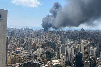 La fumée s'élève d'un bombardement à Beyrouth, au Liban, vue d'un point de vue élevé surplombant le paysage urbain dense de la ville, le 8 avril 2026.