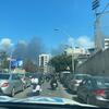 Mtazamo kutoka kwenye gari unaonyesha msongamano wa trafiki kwenye barabara ya Beirut na moshi mweusi ukipanda nyuma baada ya mlipuko.