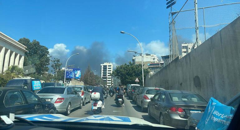 Mtazamo kutoka kwenye gari unaonyesha msongamano wa trafiki kwenye barabara ya Beirut na moshi mweusi ukipanda nyuma baada ya mlipuko.