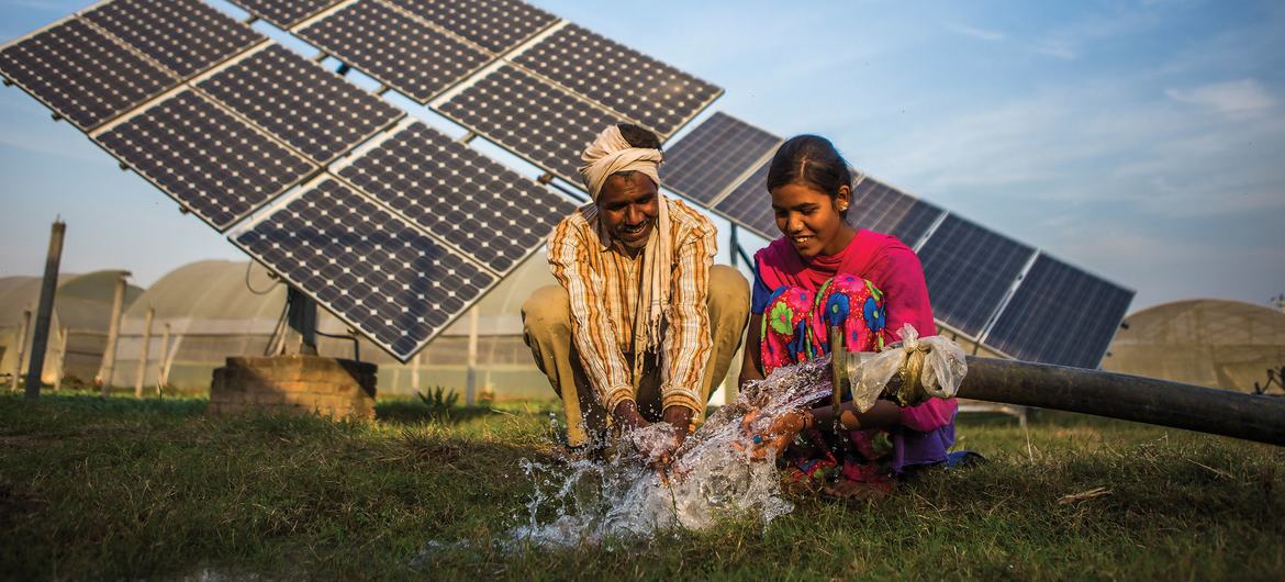 भारत के हरयाणा राज्य के जगाधरी शहर में एक किसान परिवार, सौर ऊर्जा से संचालित जल पम्प का इस्तेमाल कर रहे हैं.