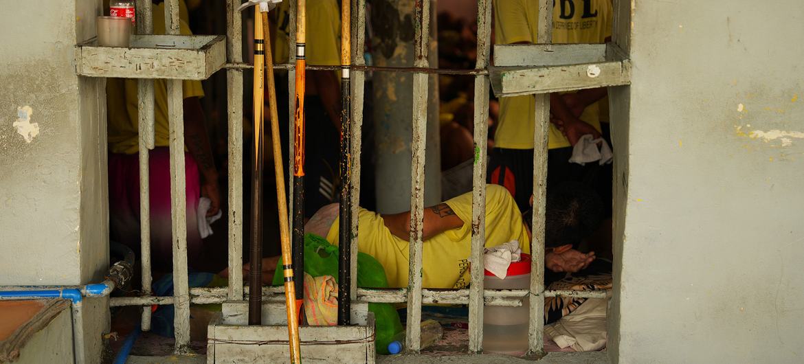 Les prisonniers vivent dans des conditions exiguës dans la prison de la ville de Manille.