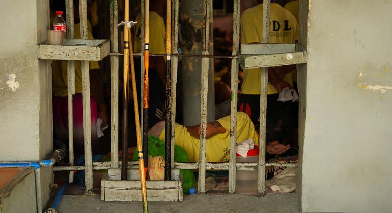 在马尼拉市监狱，囚犯们生活在狭窄的环境中。