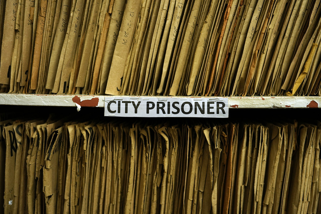 Les dossiers des prisonniers sont stockés dans la salle d'administration de la prison de la ville de Manille.