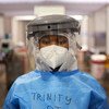 Trinity, une aide-soignante bénévole travaille dans un hôpital de campagne contre la Covid-19 à Nasrec, dans la ville de Johannesbourg, en Afrique du Sud.