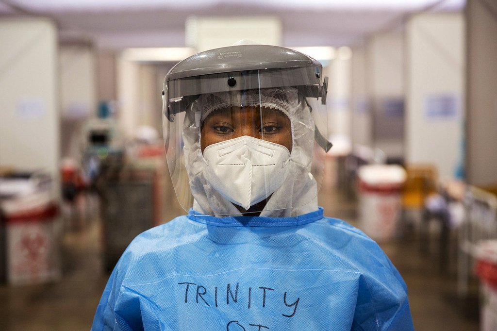 Trinity, une aide-soignante bénévole travaille dans un hôpital de campagne contre la Covid-19 à Nasrec, dans la ville de Johannesbourg, en Afrique du Sud.