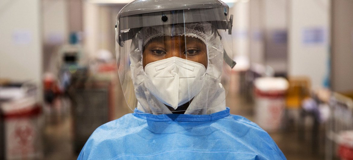إحدى المتطوعات العاملات في مستشفى لعلاج مرضى كوفيد-19 في جوهانسبرغ بجنوب افريقيا.