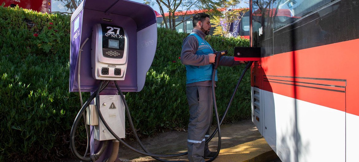 Ônibus elétrico é carregado em terminal no Chile. Processo dura 2,5 horas. 