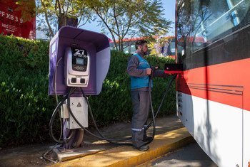 智利的一个电动公交车充电终端，每辆公交车需要2.5小时才能充满电。