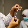 Préparation d'un vaccin lors d'un lancement de la vaccination COVAX à Dhaka, au Bangladesh.