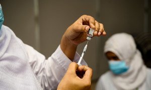 Préparation d'un vaccin lors d'un lancement de la vaccination COVAX à Dhaka, au Bangladesh.