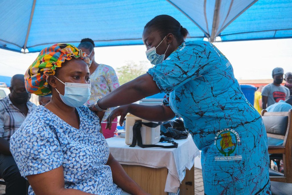 Une femme est vaccinée contre la Covid-19 dans un hôpital à Kumasi, au Ghana.