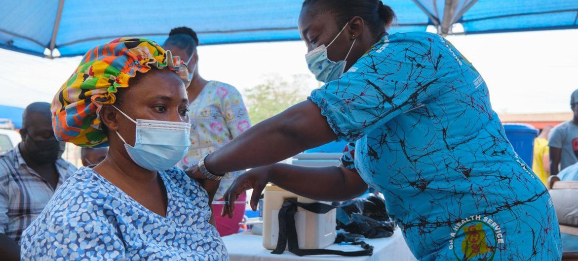 Une femme est vaccinée contre la Covid-19 dans un hôpital à Kumasi, au Ghana.