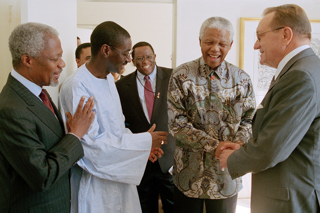 Nelson Mandela with former Secretary-General Kofi Annan (l), General Assembly President Harri Holkeri (r) and President Moctar Ouane of Mali (c). (file)