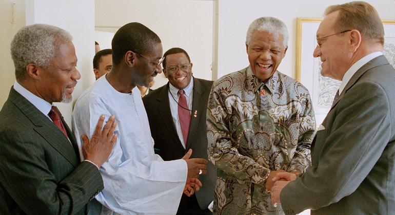 Nelson Mandela with former Secretary-General Kofi Annan (l), General Assembly President Harri Holkeri (r) and President Moctar Ouane of Mali (c). (file)
