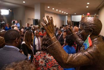 नेलसन मंडेला की एक कांस्य मूर्ति, न्यूयॉर्क स्थित यूएन मुख्यालय में, वर्ष 2018 में स्थापित की गई थी.