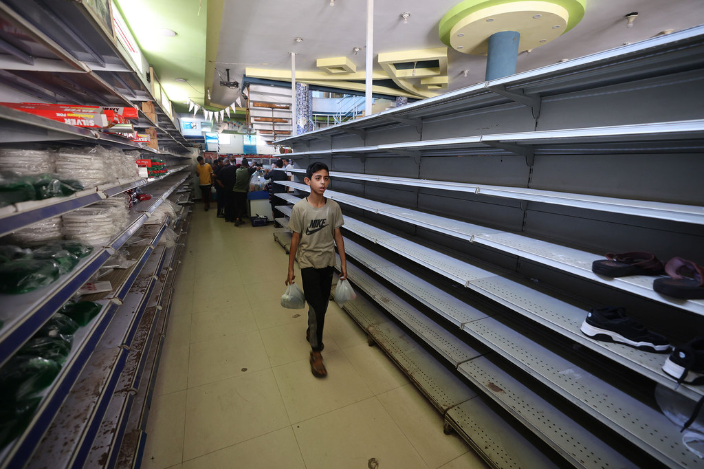 Пустые полки продуктового магазина в Газе.