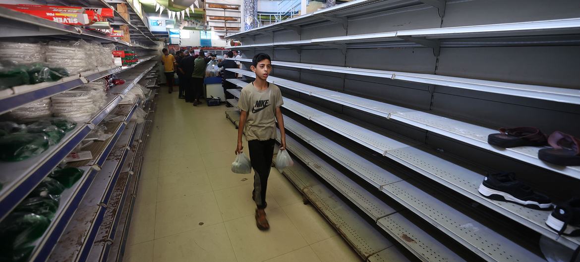 Les rayons d’un supermarché de Deir Al-Balah, à Gaza, restent vides.