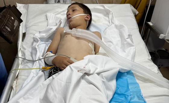 Un niño recibe tratamiento en el hospital tras un ataque en Deir Al-Balah, Gaza.