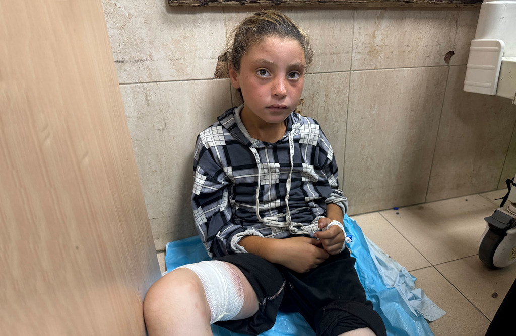 Une fille reçoit des soins hospitaliers après une attaque dans un point de nutrition à Deir Al-Balah, à Gaza.