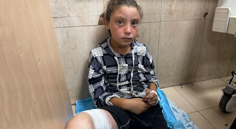 Une fille reçoit des soins hospitaliers après une attaque dans un point de nutrition à Deir Al-Balah, à Gaza.
