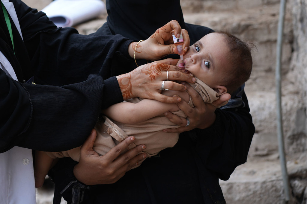 Un enfant est vacciné contre la polio au Yémen.