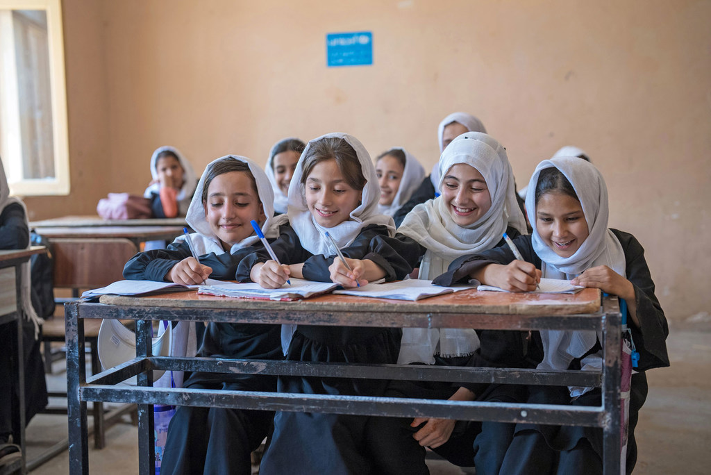 Des fillettes étudient dans une école à Mazar-i-Sharif, dans la province de Balkh, en Afghanistan.