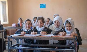 Meninas estudam em uma escola em Mazar-i-Sharīf, província de Balkh, Afeganistão