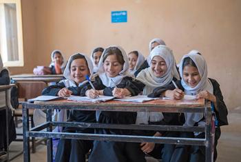 فتيات صغيرات يدرسن في مدرسة في مزار الشريف، ولاية بلخ، أفغانستان.
