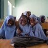 नाइजीरिया के एक स्कूल में, छात्राएँ, अपनी कक्षा शुरू होने की प्रतीक्षा करते हुए.