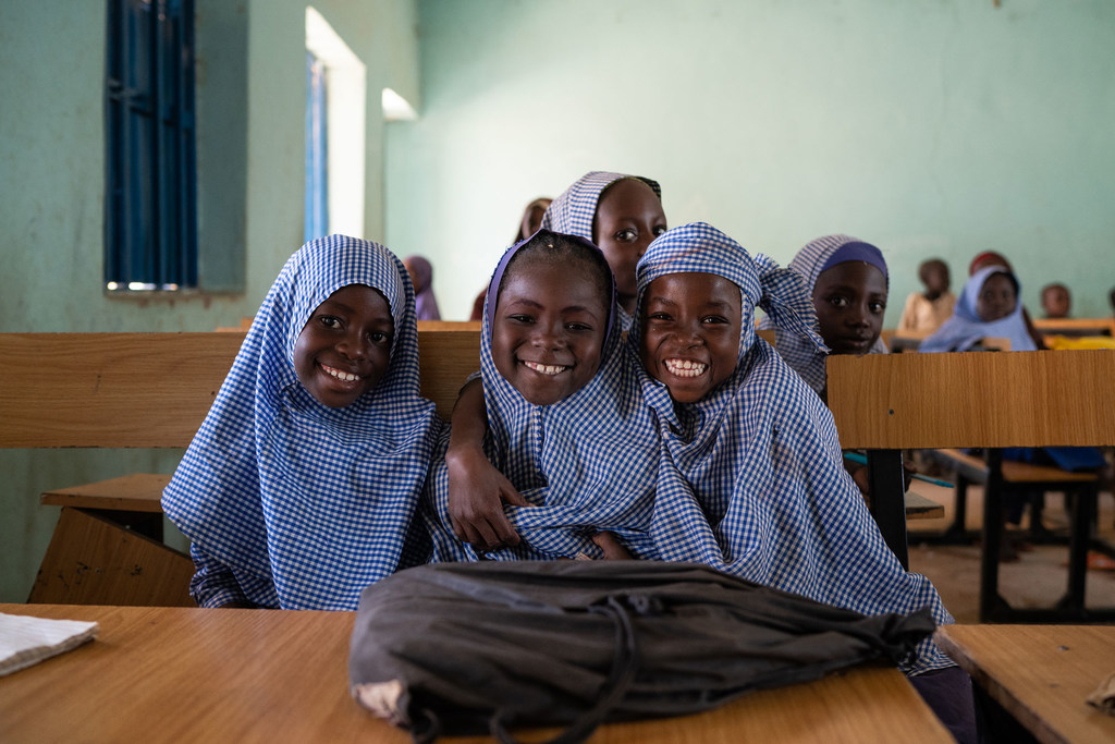 Des élèves d'une école primaire de l'est du Nigeria se préparent à l'entrée en classe.