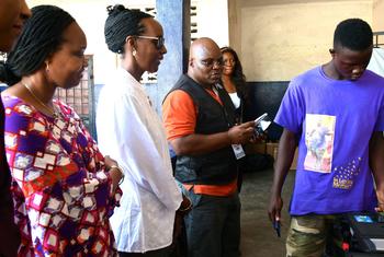 联合国利比里亚驻地协调员乌穆托尼（最左）参观选民登记中心。（资料图）
