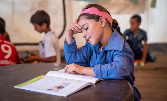 Una niña refugiada siria estudia en Jordania en un centro apoyado por UNICEF.