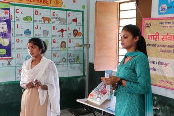 शिवानी (दाएँ), गर्भनिरोधक और बच्चों में अन्तर रखने के विकल्पों पर ‘नारी सम्वाद’ चर्चा का नेतृत्व कर रही हैं. इसमें वो महिलाओं को शाम की चौपाल में शामिल होने के लिए प्रोत्साहित भी करती हैं.