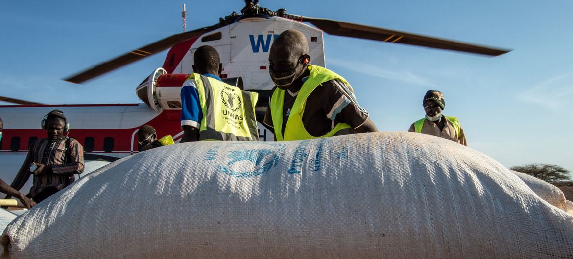 UNHAS staff unload relief supplies in Burkina Faso.