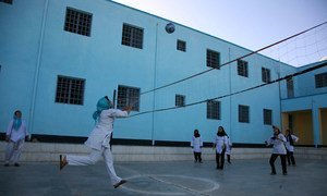 Niñas jugando volibol en una escuela en Herat, Afganistán, en 2016.